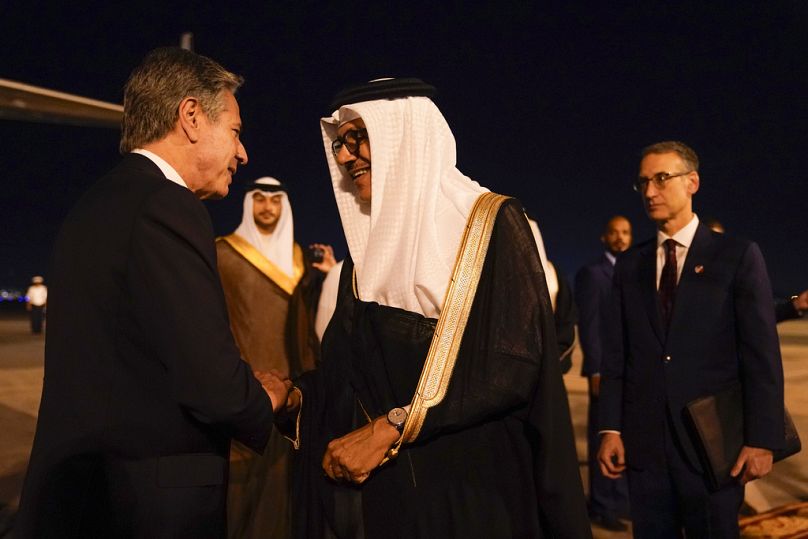 Le secrétaire d'État américain Antony Blinken s'entretient avec le ministre bahreïni des Affaires étrangères Abdullatif bin Rashid al-Zayani à son arrivée à Manama, 13/10/2023