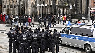 Agentes de policía patrullan la entrada de la Catedral de Colonia antes de una misa de Nochebuena, en Colonia, Alemania, la madrugada del domingo 24 de diciembre de 2023.