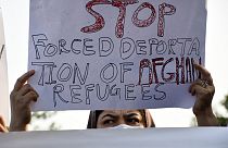 Pakistan'ın başkenti İslamabad'da Afgan göçmenlerin zorla sınır dışı edilmesine karşı gösteri eylem yapan bir kadın