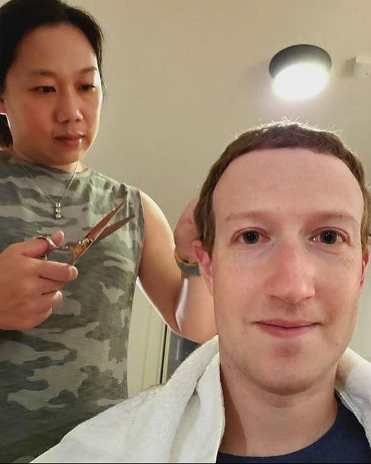 Mark Zuckerberg hajszobrásznál