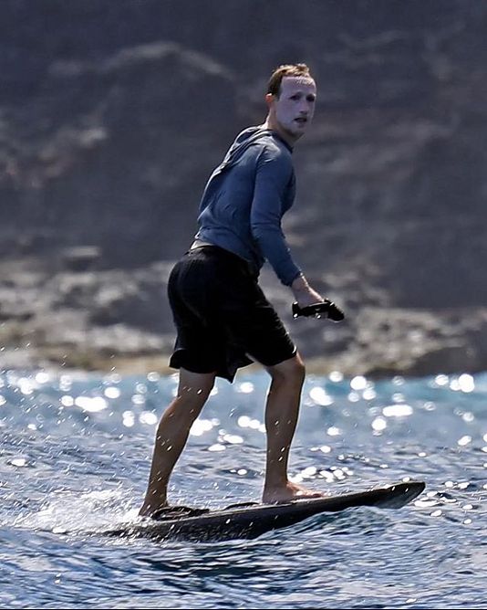 Mark Zuckerberg a hawaii hullámokon
