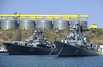 ILLUSZTRÁCIÓ: az orosz fekete-tengeri flotta hajói a krími Szevasztopol egyik öblében 2014. március 31-én