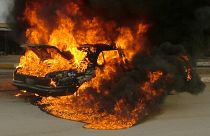 سيارة تحترق في أحد شوارع بغداد/ أرشيف