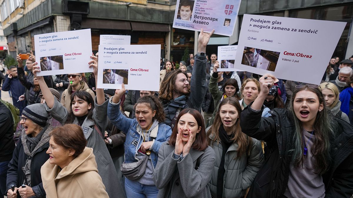 Des étudiants crient des slogans lors d’une manifestation étudiantes à Belgrade, en Serbie, le mercredi 27 décembre 2023.