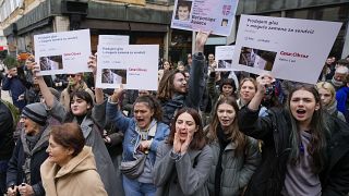 Estudiantes gritan consignas durante una protesta de estudiantes universitarios en Belgrado, Serbia, el miércoles 27 de diciembre de 2023. ​