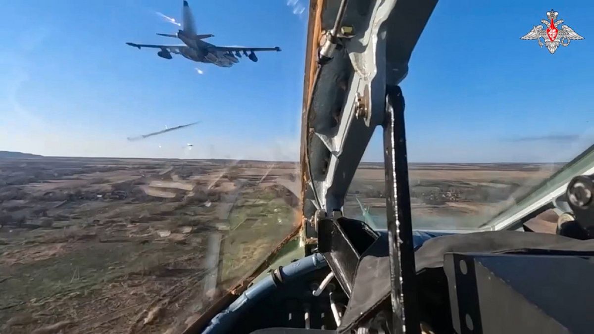 Força Aérea russa dispara foguetes durante missão na Ucrânia