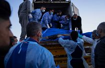 Медики выгружают тела палестинцев, переданных израильским военным, Рафах, 26 декабря 2023 года.