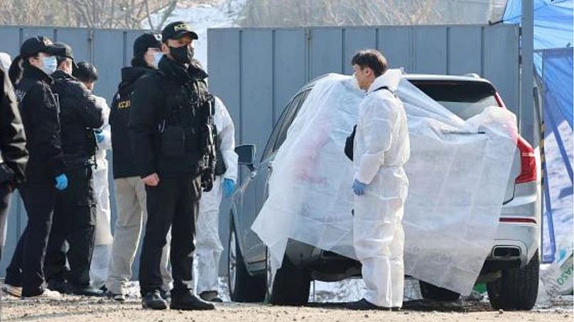 Des membres de l'équipe coréenne d'investigation de la scène de crime enquêtent sur le lieu où l'acteur sud-coréen Lee Sun-kyun a été retrouvé à Séoul, en Corée du Sud