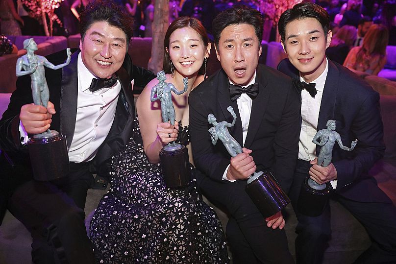 De gauche à droite : Song Kang-ho, Park So-dam, Lee Sun-kyun et Choi Woo-shik, lauréats du prix de la meilleure performance d'un acteur dans un film pour "Parasite" - 2020
