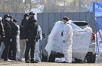 Gli investigatori nel luogo in cui l'attore sudcoreano Lee Sun-kyun è stato trovato privo di sensi a Seoul, Corea del Sud, mercoledì 27 dicembre 2023