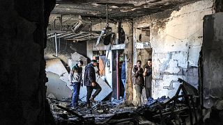 مبنى تعرض لأضرار بالغة خلال غارة إسرائيلية في مخيم نور شمس للاجئين الفلسطينيين بالقرب من مدينة طولكرم الشمالية في الضفة الغربية المحتلة 