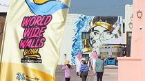 الفنون التشكيلية في جميع أنحاء قطر، من الجداريات الملونة إلى مهرجان الفن الدولي الخامس