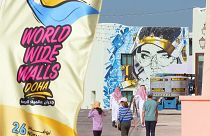 الفنون التشكيلية في جميع أنحاء قطر، من الجداريات الملونة إلى مهرجان الفن الدولي الخامس