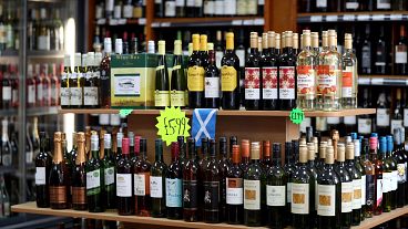 Ράφια με αλκοολούχα ποτά εκτίθενται προς πώληση σε κατάστημα του Εδιμβούργου.