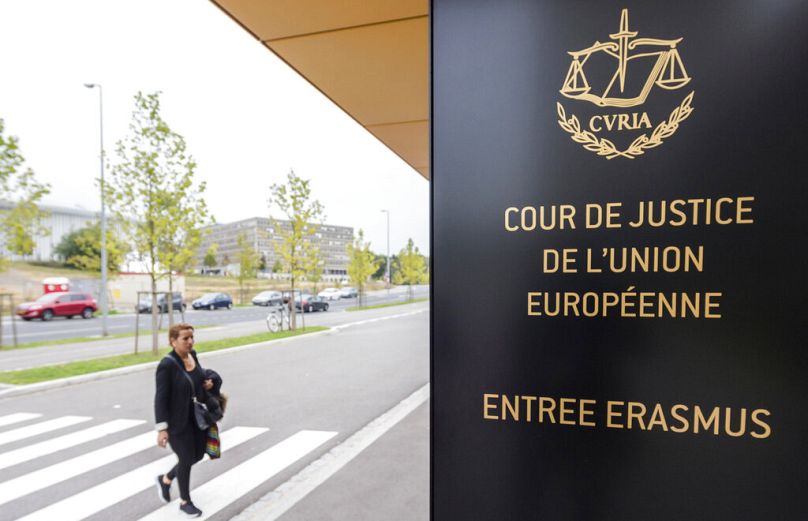 Una mujer camina ante la entrada del Tribunal de Justicia de las Comunidades Europeas en Luxemburgo, octubre de 2015.