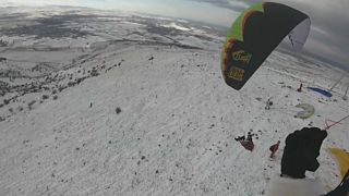 Papá Noel salta en paracaídas en Armenia.