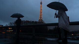 برج إيفل خلال هطول الأمطار باريس، فرنسا