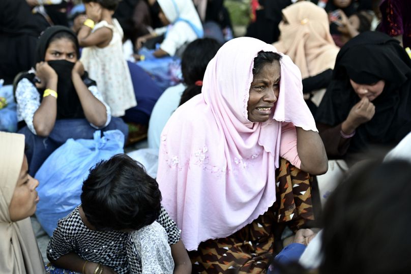 Mülteci kadın ve çocuklar gözyaşları içinde Endonezyalı üniversite öğrencilerine, kendilerine saldırmaması için yalvardı