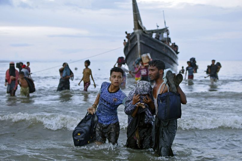 Haftalar süren riskli deniz yolculuğunun ardından Endonezya'ya ulaşmayı başaran Arakanlı Müslüman mülteciler (arşiv)
