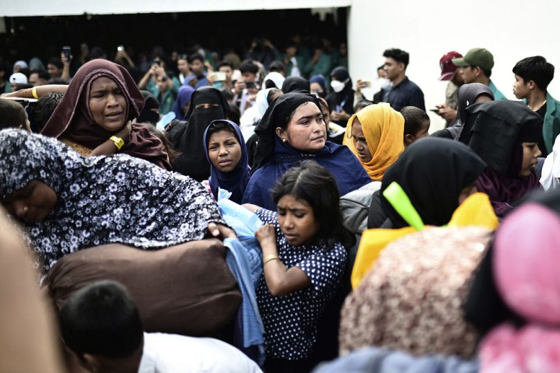 Endonezyalı üniversite öğrencilerinin protestosunun ardından bulundukları barınaktan başka bir yere taşınan Arakanlı Müslüman sığınmacılar