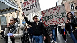 Les manifestants se sont rassemblés devant l’Université de philosophie de Belgrade pour demander une révision des listes électorales. 