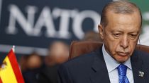 الرئيس التركي رجب طيب أردوغان ينتظر بدء اجتماع المائدة المستديرة لمجلس شمال الأطلسي خلال قمة الناتو في فيلنيوس