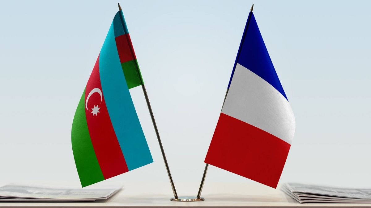 پرچم‌های فرانسه و جمهوری آذربایجان