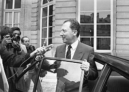 'Birleşik Avrupa'nın mimarlarından biri olarak görülen Jacques Delors, Paris'teki Matignon Oteli'nden ayrılırken (19 Temmuz 1984)