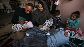 إيمان المصري وزوجها عمار المصري وأولادهم في مأوى للاجئين في دير البلح بقطاع غزة