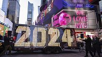 Les chiffres de la Saint-Sylvestre 2024 sont affichés à Times Square, mercredi 20 décembre 2023, à New York.