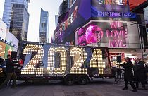 Les chiffres de la Saint-Sylvestre 2024 sont affichés à Times Square, mercredi 20 décembre 2023, à New York.