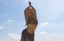 A hat és fél méteres szobor Barranquillában 2023. december 28-án