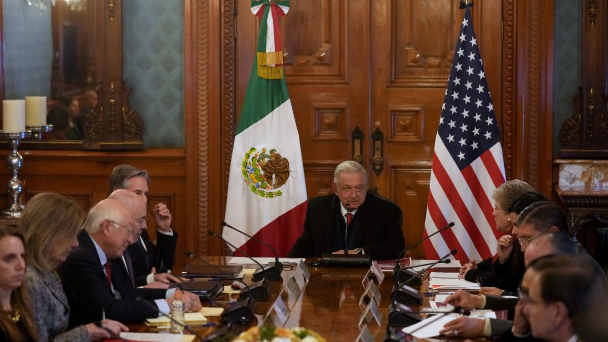 الرئيس المكسيكي أندريس مانويل لوبيز أوبرادور، في الوسط، يلتقي بوزير الخارجية الأمريكي أنتوني بلينكن،في القصر الوطني، في مكسيكو سيتي، الأربعاء 27 دجنبر 2023