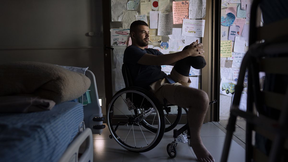 جوناثان بن حمو، جندي إسرائيلي أصيب في الحرب مع حماس، يجلس في غرفته في قسم إعادة التأهيل بمستشفى شيبا