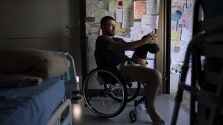 جوناثان بن حمو، جندي إسرائيلي أصيب في الحرب مع حماس، يجلس في غرفته في قسم إعادة التأهيل بمستشفى شيبا