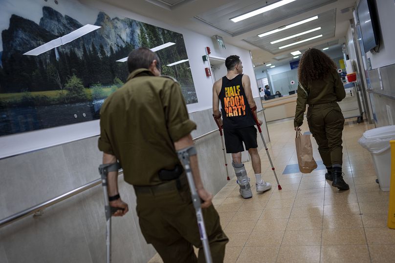 جنود إسرائيليون أصيبوا في الحرب مع حماس يسيرون في قسم إعادة التأهيل في مستشفى شيبا