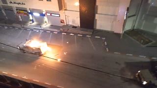 صورة مأخوذة من مقطع فيديو لسقوط زجاجة حارقة على عربة عسكرية إسرائيلية في رام الله