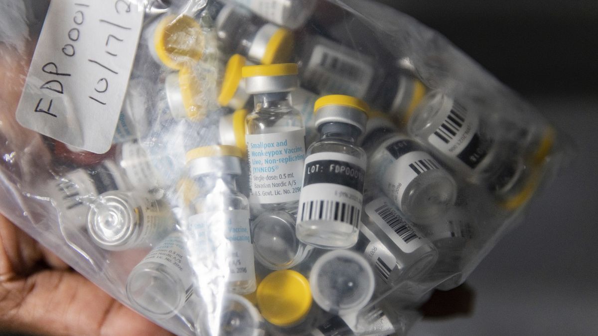 DOSSIER - Des flacons contenant des doses uniques du vaccin Jynneos contre la variole du singe sont visibles dans une glacière sur un site de vaccination, le 29 août 2022.