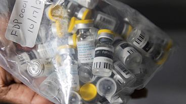 FILE - Fiale di dosi singole di vaccino Jynneos contro il vaiolo delle scimmie sono viste da un refrigeratore in un sito di vaccinazioni il 29 agosto 2022.
