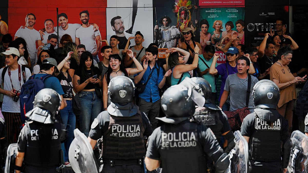 Аржентинците протестират срещу „мегадекрета“ на Milei, налагащ строги икономии