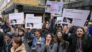 Giovani studenti serbi in piazza contro i risultati delle elezioni 