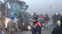 حادث تصادم متسلسل وقع يوم الخميس بين سبع مركبات على طريق سريع في شمال غرب تركيا أدى إلى مقتل ما لا يقل عن 10 أشخاص، ولاية ساكاريا، تركيا 28 دجنبر 2023