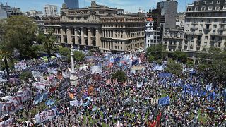 يتجمع المتظاهرون المناهضون للحكومة ضد الإصلاحات الاقتصادية للرئيس الأرجنتيني خافيير مايلي خارج المحكمة العليا، بوينس آيرس، الأرجنتين، الأربعاء، 27 ديسمبر 2023.