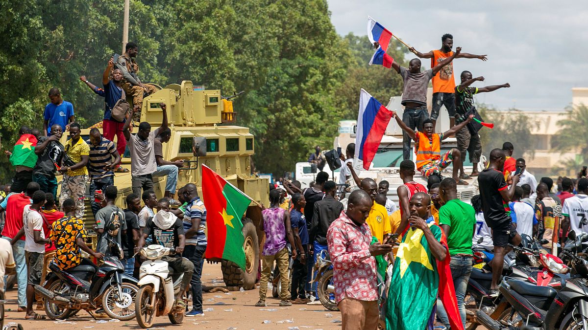 أنصار الكابتن إبراهيم تراوري يهتفون بالأعلام الروسية في شوارع واغادوغو، بوركينا فاسو