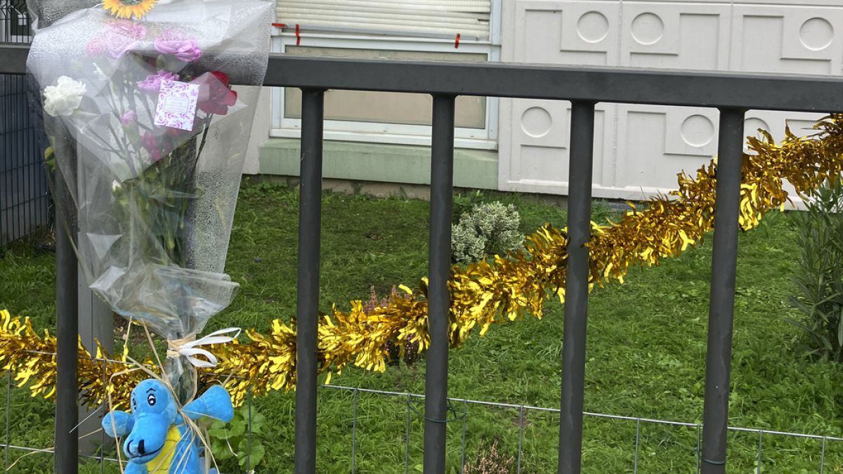 Vizinhos deixaram flores junto à casa onde foram mortas as quatros crianças e a mãe