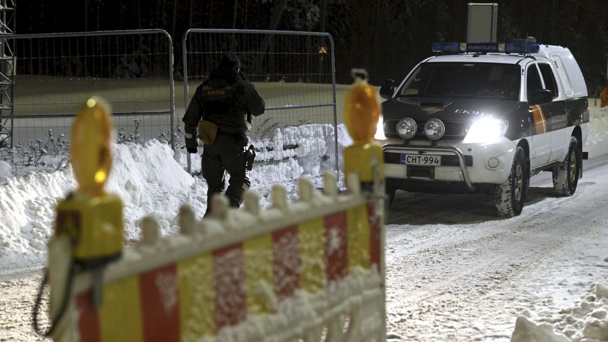 Finn határőr járőrözik a lezárt orosz határátkelőnél, Virolahtiban