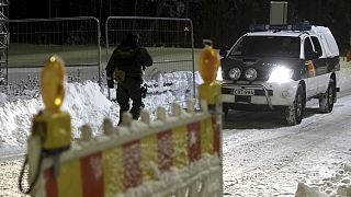 Finn határőr járőrözik a lezárt orosz határátkelőnél, Virolahtiban