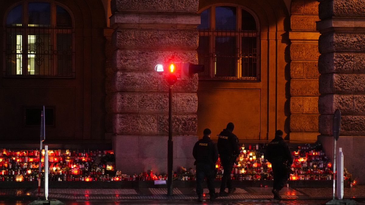 Mécsesek a prágai Károly Egyetem filozófia tanszéke előtt - 2023. december 24. 