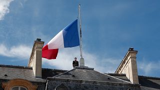 جندي يقف بجوار نصف العلم الفرنسي في قصر الإليزيه في باريس
