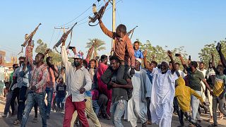 الناس يتجمعون لدعم الجيش السوداني في ود مدني في 17 دجنبر 2023، وسط الحرب المستمرة ضد قوات الدعم السريع شبه العسكرية.